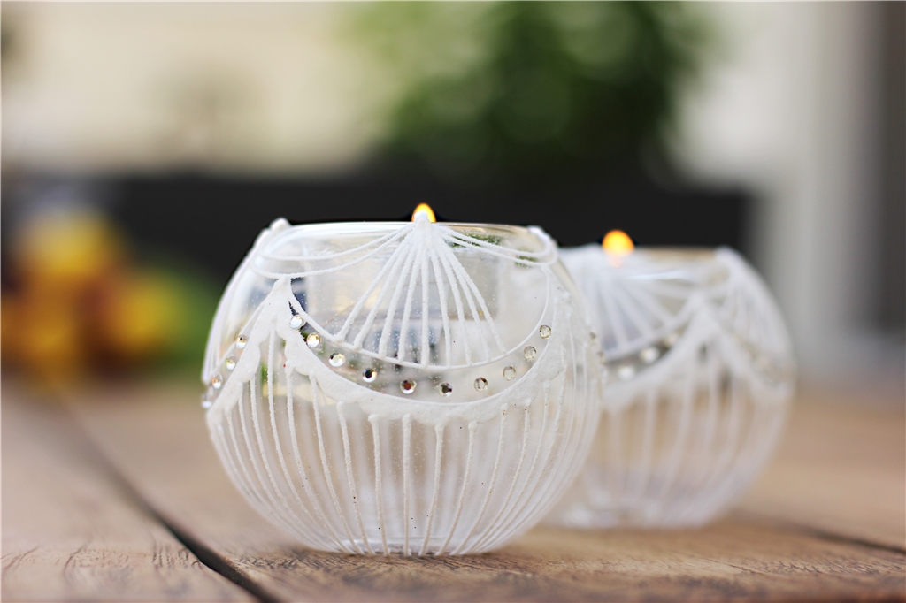 Clear candle holder with white curtain décor