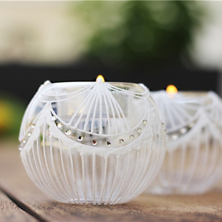 Clear candle holder with white curtain décor