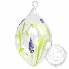 Easter egg with grape hyacinth décor