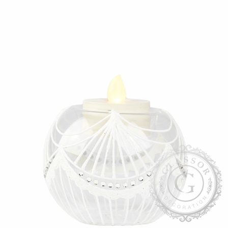 Clear candle holder with white curtain décor