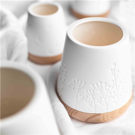 Porcelain lantern with wooden bottom and flowers décor