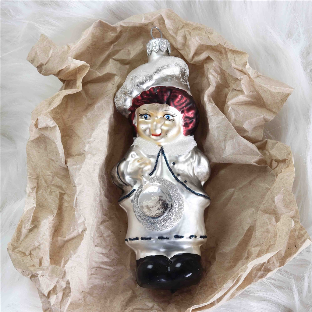 COLLECTIBLE cook with a pan ornament