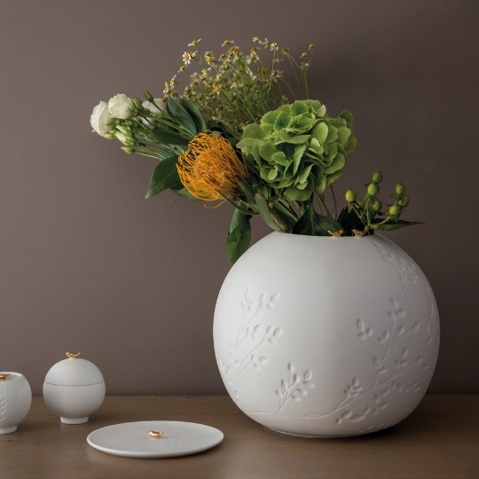 Porcelain vase decorated with birds