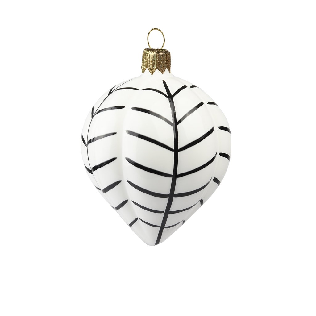 White Christmas decoration with black leaf décor