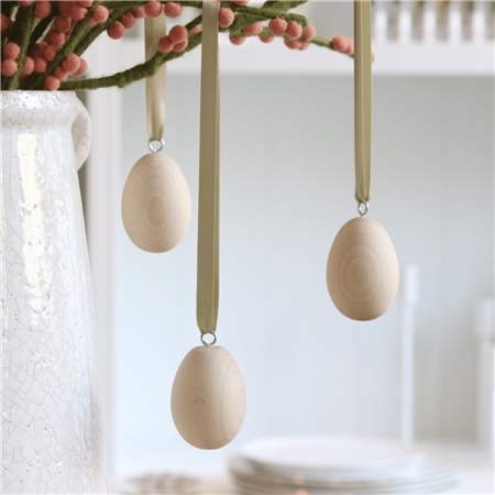 Wooden egg with hanging eyelet