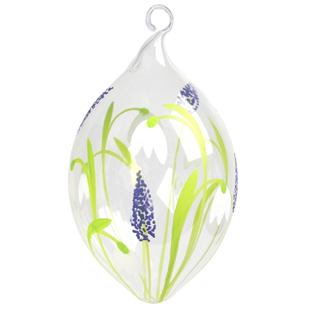 Easter egg with grape hyacinth décor