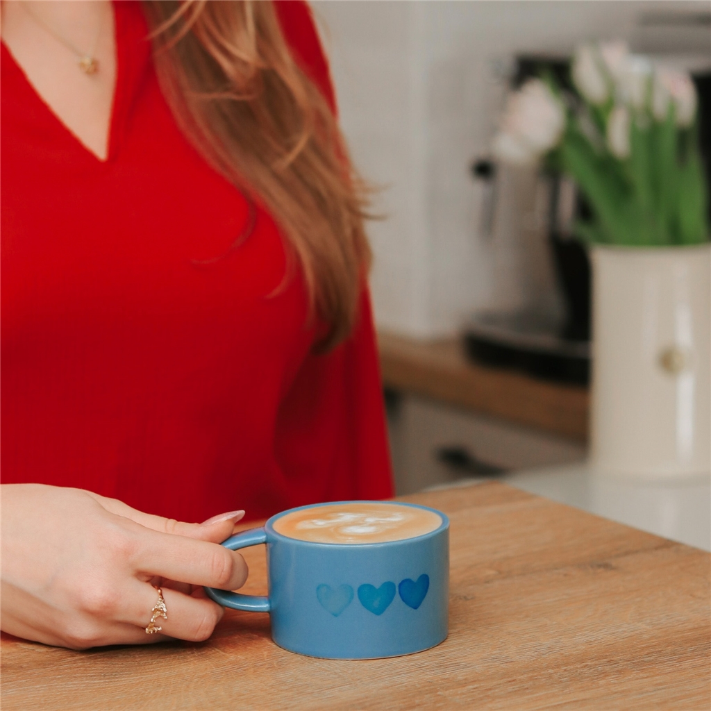 Mug with hearts in blue Decor by Glassor