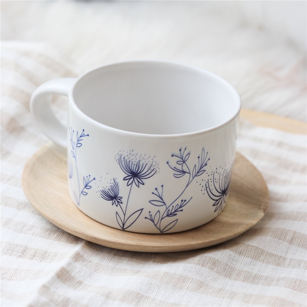 White mug with floral décor