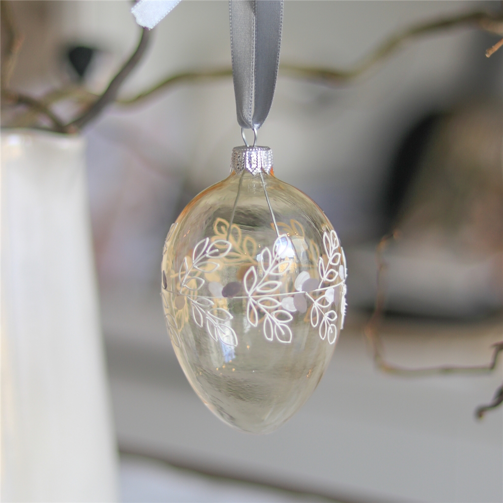 Clear easter egg with wreath décor