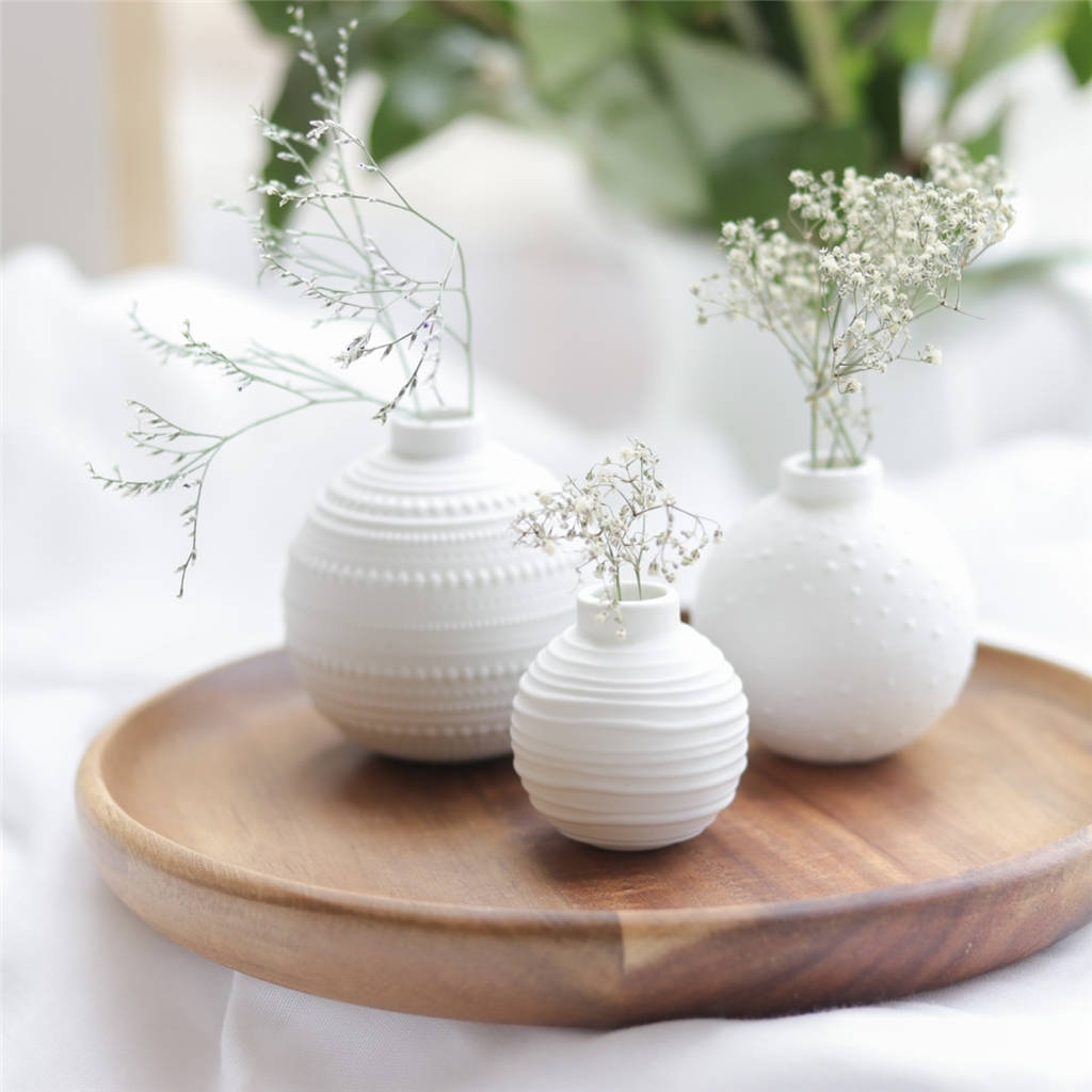 Set of porcelain mini vases