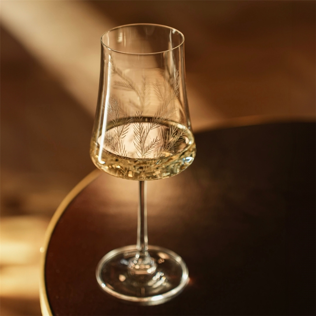 Set of cut wine glasses with twig decor