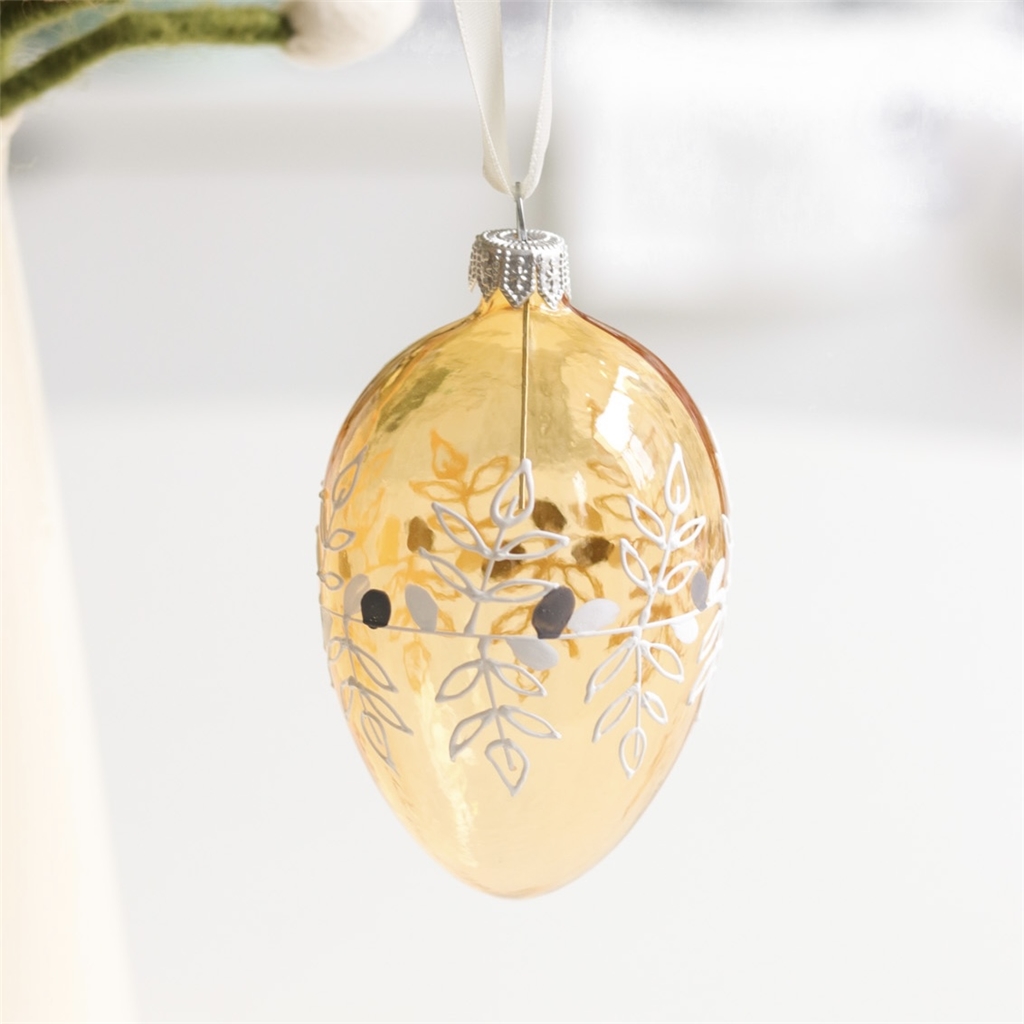 Glass Easter egg with delicate wreath