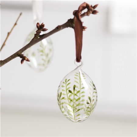 Glass easter egg with eyelet decor