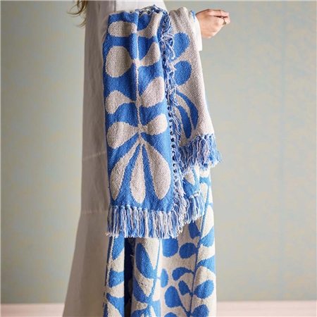 Recycled cotton bedspread with blue decoration
