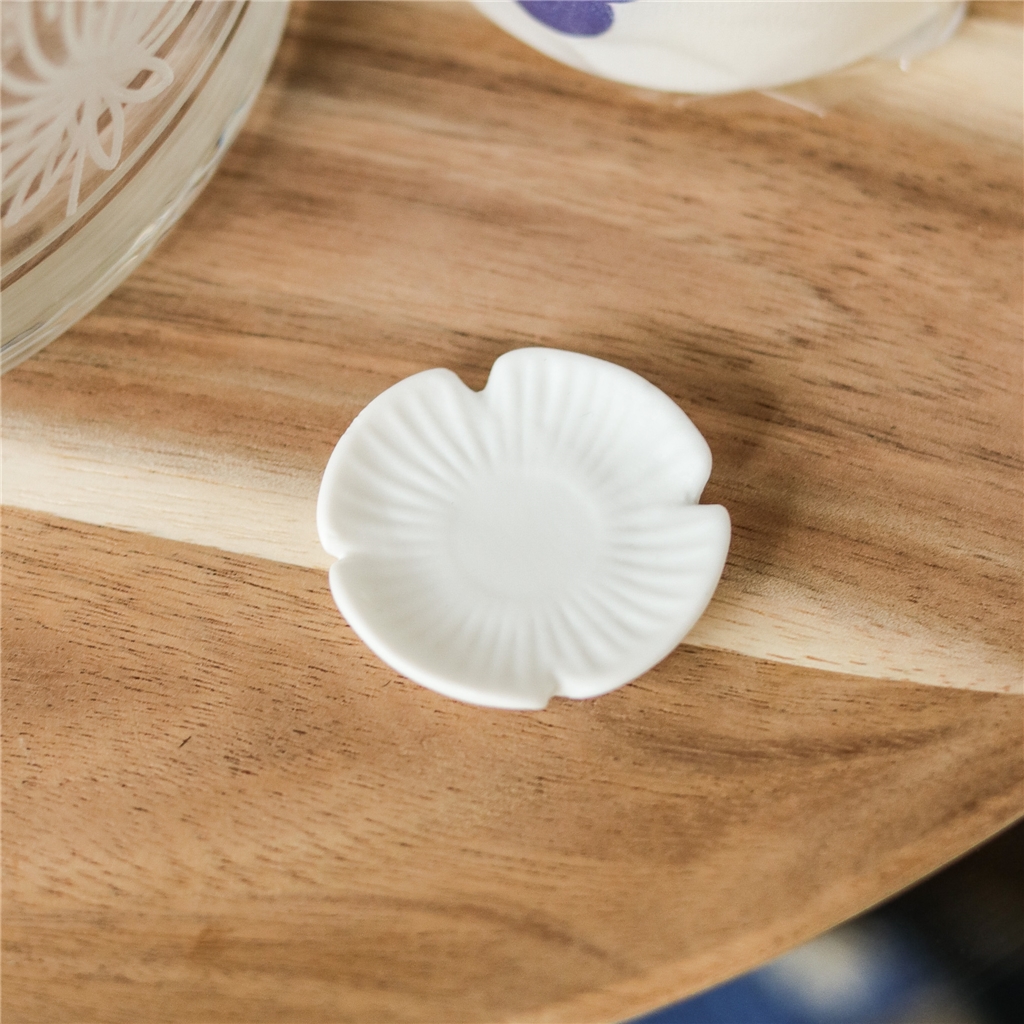 Porcelain plate magnolia flower