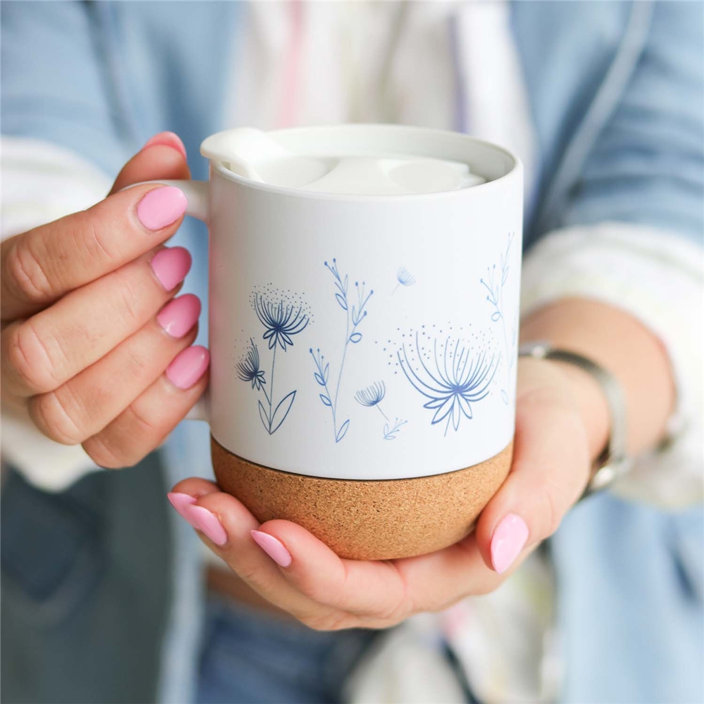 Mug with flower decoration with cork bottom and plastic lid